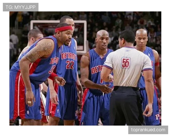 裁判协商判罚流程是什么规则？详解NBA与FIBA判罚决策机制差异
